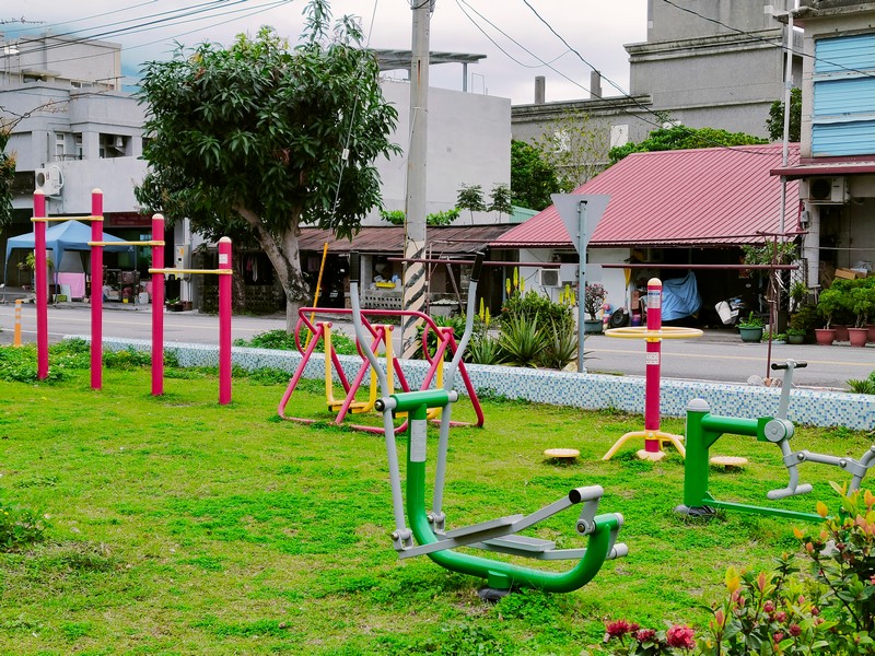 【新城好玩】新城村兒童遊樂場｜鎮安宮公車站旁的簡單可愛地方小公園 花蓮好好玩