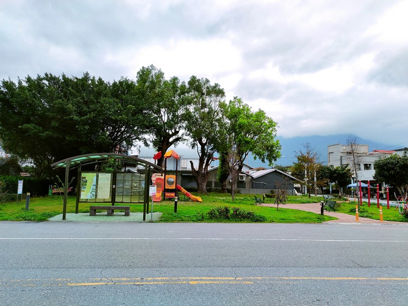 【新城好玩】新城村兒童遊樂場｜鎮安宮公車站旁的簡單可愛地方小公園 花蓮好好玩